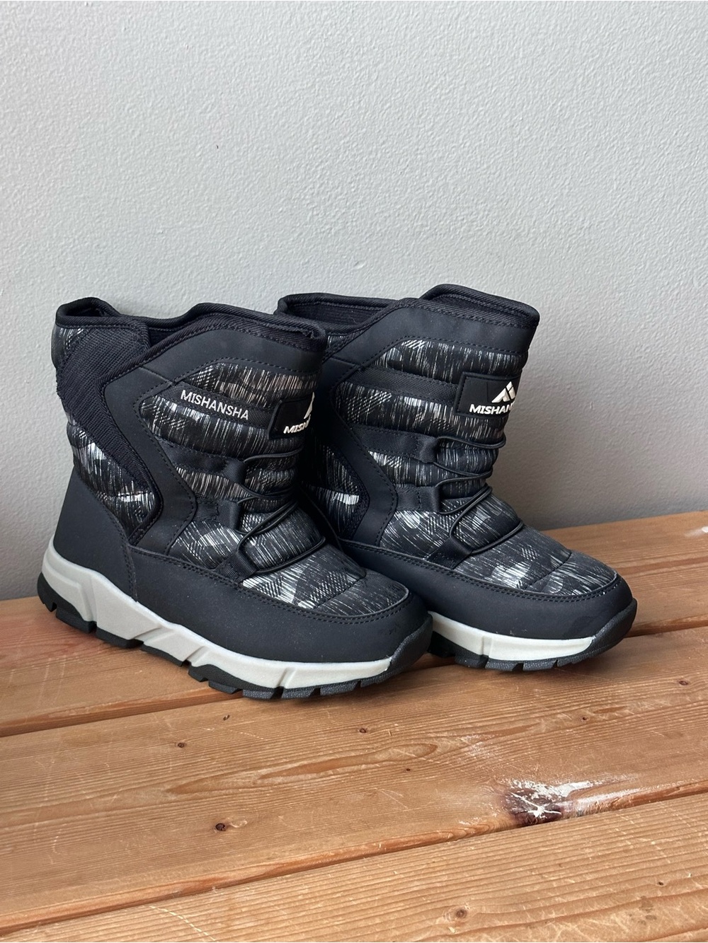 Girls size 4 snow boots